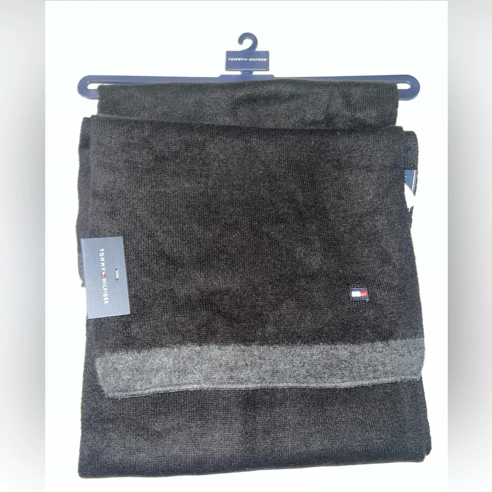 Tommy Hilfiger Unisex Black & Grey Reversible Scarf – Premium Knit Fabric NWT